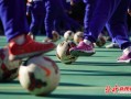 不用脚踢足球可以吗，不用脚踢足球可以吗女生