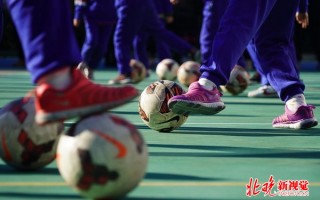 不用脚踢足球可以吗，不用脚踢足球可以吗女生
